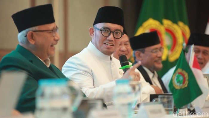 LDII Angkat Isu Ancaman Kedaulatan Bangsa lewat Sekolah Virtual Kebangsaan Ancaman terhadap kedaulatan bangsa tidak hanya datang dari aspek militer, tetapi juga non-militer. Hal itu ditegaskan Pemerhati Politik Pertahanan sekaligus Juru Bicara Presiden Prabowo, Dahnil Anzar Simanjuntak, saat menjadi pembicara dalam Sekolah Virtual Kebangsaan (SVK) yang digelar DPP LDII di Grand Ballroom Minhajurrosyidin, Jakarta, Sabtu (23/8/2025).
