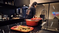 Lembu mengaku akrab dengan dapur dan dunia masak dari orang tua dan kakak-kakaknya yang berprofesi sebagai chef. Ia bahkan bisa membuat hidangan yang agak rumit, seperti itiak lado mudo. Foto: Instagram lembuwiworojati