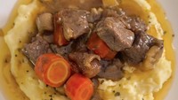 Olahan daging sapi dan mashed potato ala ayah 1 anak ini terlihat menggiurkan ya? Apalagi Lembu menyusunnya dengan plating yang cantik. Foto: Instagram lembuwiworojati