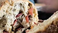 Tak hanya hidangan utama, Lembu bahkan bisa bikin sourdough. Ia mengisinya dengan keju dan smoked beef yang terlihat nikmat. Foto: Instagram lembuwiworojati