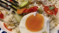 Pria yang juga berprofesi sebagai penyiar radio ini juga pernah bikin nasi liwet. Ia menyertainya dengan kondimen tahu goreng hingga telur asin. Foto: Instagram lembuwiworojati