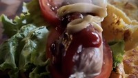 Lembu tak main-main dengan setiap hidangan yang dia buat. Untuk bikin hot dog, ia bahkan membuat roti dan sosisnya sendiri. Foto: Instagram lembuwiworojati