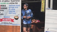 Sesekali Lembu juga membagikan potretnya berburu kuliner enak. Kali ini dia berpose di depan warkop yang menyediakan olahan mie, bubur ayam, hingga bubur kacang hijau. Foto: Instagram lembuwiworojati