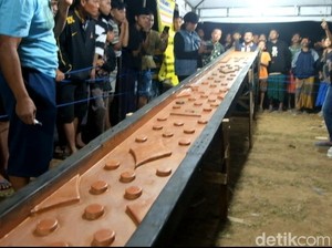 Serunya Warga Probolinggo Gelar Balap Kelereng, Diikuti Bocah-Kakek