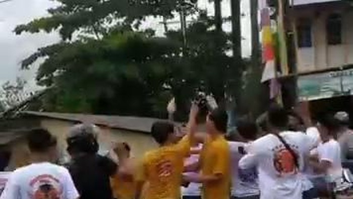 Keributan saat lomba gerak jalan
