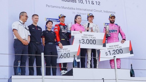 Marcus Amand dari Team Betterlife saat naik podium Porsche Carrera Cup Asia (PCCA) 2025 Seri ke-10 di Sirkuit Mandalika, Lombok Tengah, Sabtu (23/8/2025). (Foto: MGPA)