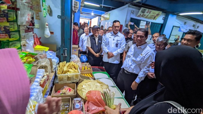 Mentan Amran Sulaiman pantau komoditi beras di Pasar Bulu, Kota Semarang, Sabtu (23/8/2025).
