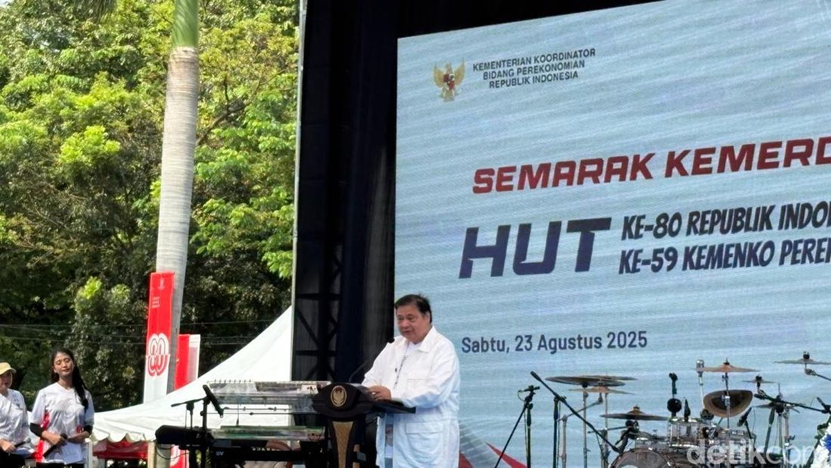 Kelin yuzimga o‘tirib, meni yalab ko‘rdi.