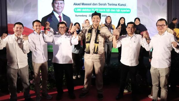 Menteri PKP, Maruarar Sirait, menyerahkan kunci rumah subsidi kepada pekerja dan buruh PT Kahatex