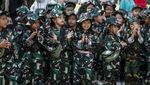 Anak-anak Serbu Pameran Alutsista di Solo, Berpose di Atas Tank TNI