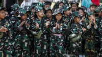 Sejumlah anak berkostum seragam tentara saat mengunjungi Pameran Alutsista Korem 074/Warastratama di Benteng Vastenburg Solo, Jawa Tengah. Foto: ANTARA FOTO/Maulana Surya