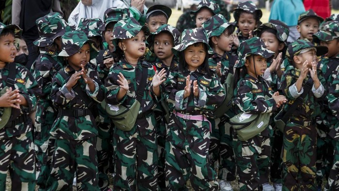 Pameran alutsista di Solo Sejumlah anak berkostum seragam tentara saat mengunjungi Pameran Alutsista Korem 074/Warastratama di Benteng Vastenburg Solo, Jawa Tengah, Sabtu (23/8/2025). Pameran alutsista tersebut digelar untuk memperingati HUT ke-80 Republik Indonesia sekaligus mengenalkan lebih dekat alat- alat utama sistem pertahanan (Alutsista) TNI kepada masyarakat. ANTARAFOTO/Maulana Surya/bar
