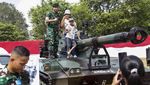 Anak-anak Serbu Pameran Alutsista di Solo, Berpose di Atas Tank TNI