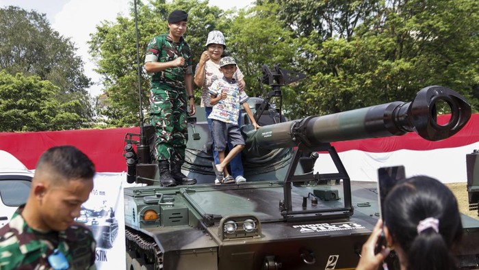 Pameran alutsista di Solo Pengunjung berpose di atas kendaraan tempur TNI yang dipajang pada Pameran Alutsista Korem 074/Warastratama di Benteng Vastenburg Solo, Jawa Tengah, Sabtu (23/8/2025). Pameran alutsista tersebut digelar untuk memperingati HUT ke-80 Republik Indonesia sekaligus mengenalkan lebih dekat alat- alat utama sistem pertahanan (Alutsista) TNI kepada masyarakat. ANTARAFOTO/Maulana Surya/bar