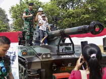 Anak-anak Serbu Pameran Alutsista di Solo, Berpose di Atas Tank TNI