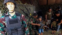 Pameran alutsista tersebut digelar untuk memperingati HUT ke-80 Republik Indonesia sekaligus mengenalkan lebih dekat alat-alat utama sistem pertahanan (Alutsista) TNI kepada masyarakat. Foto: ANTARA FOTO/Maulana Surya