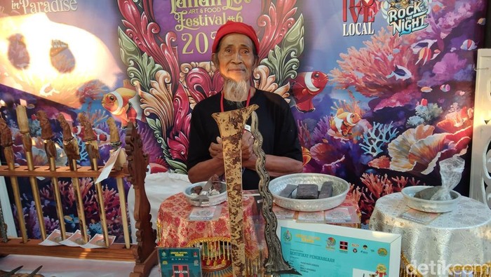 Pande Made Subrata bersama Keris Ki Medang Bala di Stand IKM Tanah Lot Art and Food Festival 2025.