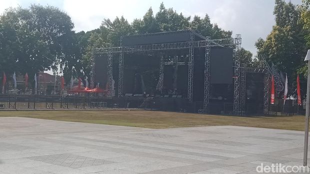 Panggung konser di Alun-alun Klaten, Sabtu (23/8/2025).