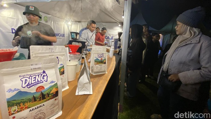 Para pengunjung Dieng Culture Festival berburu kopi, Sabtu (23/8/2025).