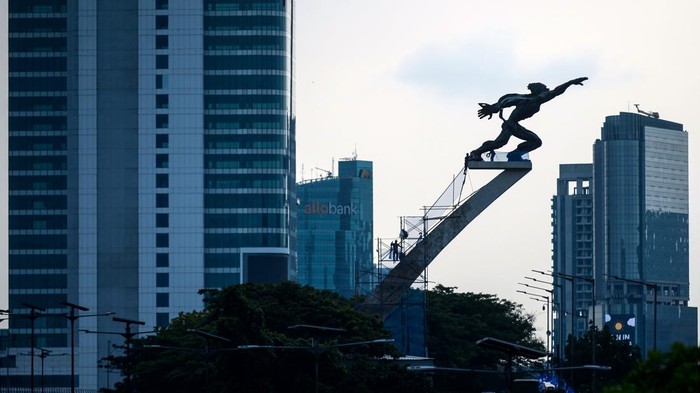Patung Dirgantara Pancoran Jalani Konservasi Tiang Penopang Petugas menyelesaikan perbaikan saat konservasi tiang Patung Dirgantara di Pancoran, Jakarta, Sabtu (23/8/2025). Pemerintah Provinsi DKI Jakarta melakukan pemeliharaan pada tiang Patung Dirgantara atau Patung Pancoran sebagai upaya pelestarian cagar budaya. ANTARA FOTO/Putra M. Akbar