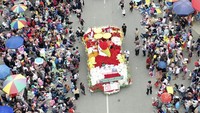 Sebuah mobil hias melintas saat mengikuti pawai pembangunan dan karnaval budaya nusantara 2025 di Samarinda, Kalimantan Timur, Sabtu (23/8/2025).  Foto: ANTARA FOTO/M RISYAL HIDAYAT