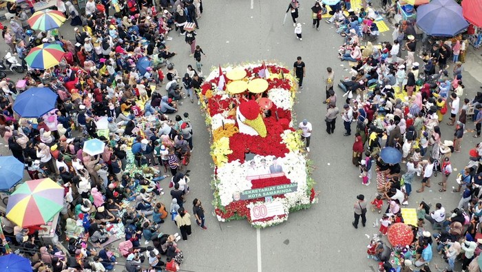 Pawai pembangunan dan karnaval budaya nusantara 2025 Sebuah mobil hias melintas saat mengikuti pawai pembangunan dan karnaval budaya nusantara 2025 di Samarinda, Kalimantan Timur, Sabtu (23/8/2025). Karnaval yang diikuti ribuan masyarakat dari lintas budaya tersebut dalam rangka memeriahkan HUT Ke-80 Kemerdekaan RI sekaligus sebagai upaya melestarikan dan mengenalkan berbagai budaya di Indonesia kepada generasi muda. ANTARA FOTO/M Risyal Hidayat/bar