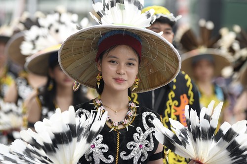 Pegiat seniman Dayak Kalimantan Timur memamerkan baju adatnya saat mengikuti pawai pembangunan dan karnaval budaya nusantara 2025 di Samarinda, Kalimantan Timur, Sabtu (23/8/2025). Karnaval yang diikuti ribuan masyarakat dari lintas budaya tersebut dalam rangka memeriahkan HUT Ke-80 Kemerdekaan RI sekaligus sebagai upaya melestarikan dan mengenalkan berbagai budaya di Indonesia kepada generasi muda. ANTARA FOTO/M Risyal Hidayat/bar