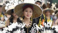 Pegiat seniman Dayak Kalimantan Timur unjuk kebolehan saat mengikuti pawai pembangunan dan karnaval budaya nusantara 2025 di Samarinda, Kalimantan Timur, Sabtu (23/8/2025). Foto: ANTARA FOTO/M RISYAL HIDAYAT