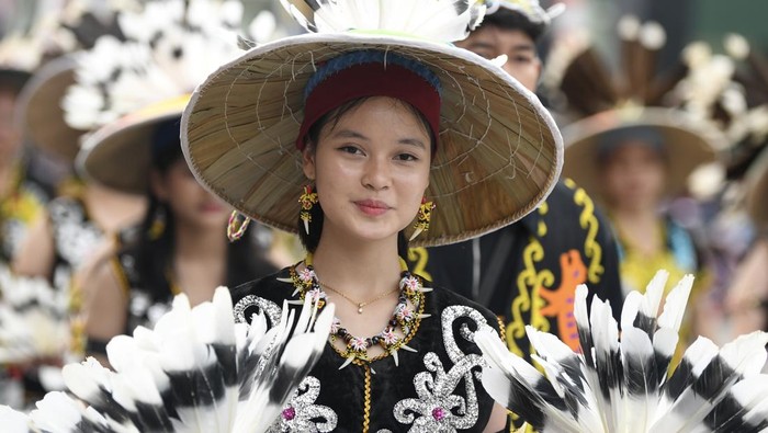 Pawai pembangunan dan karnaval budaya nusantara 2025 Pegiat seniman Dayak Kalimantan Timur memamerkan baju adatnya saat mengikuti pawai pembangunan dan karnaval budaya nusantara 2025 di Samarinda, Kalimantan Timur, Sabtu (23/8/2025). Karnaval yang diikuti ribuan masyarakat dari lintas budaya tersebut dalam rangka memeriahkan HUT Ke-80 Kemerdekaan RI sekaligus sebagai upaya melestarikan dan mengenalkan berbagai budaya di Indonesia kepada generasi muda. ANTARA FOTO/M Risyal Hidayat/bar