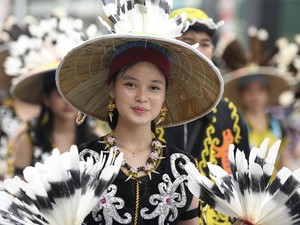 Inspirasi Baju Daerah dari Kalimantan untuk Semarakkan HUT RI