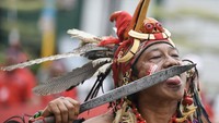 Ada 205 partisipan yang ikut berpartisipasi dalam karnaval tahun ini. Di antaranya 100 partisipan mobil hias, dan 105 partisipan pejalan kaki. Foto: ANTARA FOTO/M RISYAL HIDAYAT