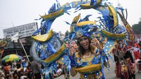 Peserta menggunakan kostum kreasi saat mengikuti pawai pembangunan dan karnaval budaya nusantara 2025 di Samarinda, Kalimantan Timur. Foto: ANTARA FOTO/M RISYAL HIDAYAT