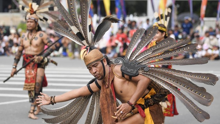 Pawai pembangunan dan karnaval budaya nusantara 2025 Pegiat seniman Dayak Kalimantan Timur unjuk kebolehan saat mengikuti pawai pembangunan dan karnaval budaya nusantara 2025 di Samarinda, Kalimantan Timur, Sabtu (23/8/2025). Karnaval yang diikuti ribuan masyarakat dari lintas budaya tersebut dalam rangka memeriahkan HUT Ke-80 Kemerdekaan RI sekaligus sebagai upaya melestarikan dan mengenalkan berbagai budaya di Indonesia kepada generasi muda. ANTARA FOTO/M Risyal Hidayat/bar