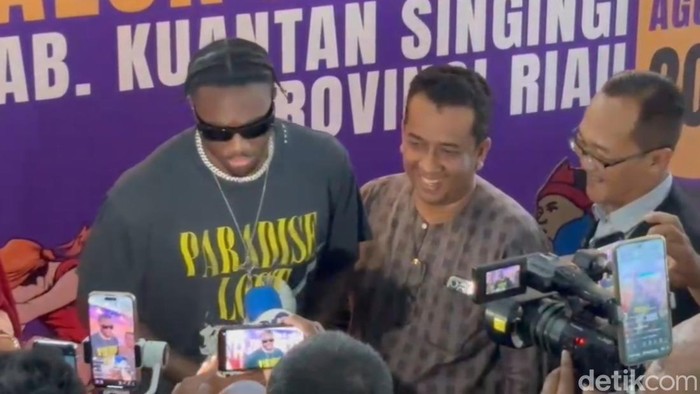 Mike saat tiba di Bandara SSK II dan disambut Kadispar Riau Roni Rakhmat