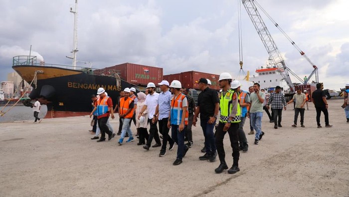 Gubernur Muzakir Manaf meninjau kondisi Pelabuhan Krueng Geukueh, Aceh Utara.
