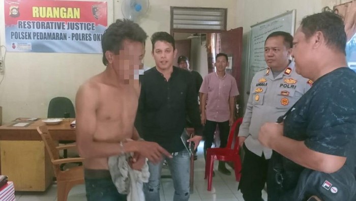 Pelaku pencurian motor diserahkan ke polisi setelah sempat diamuk massa