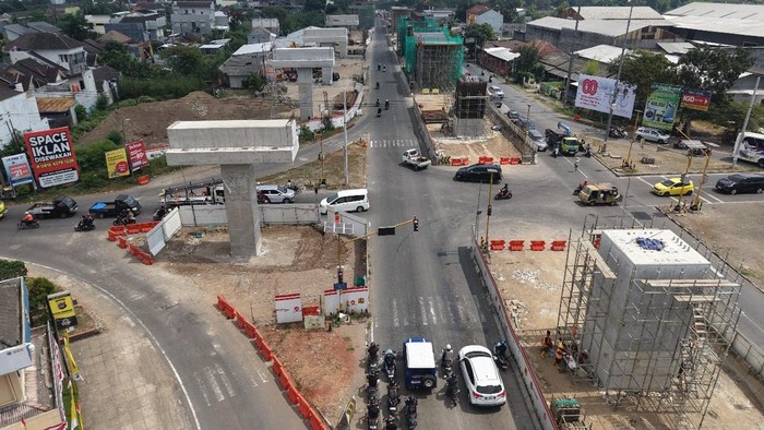 Pembangunan tol Jogja-Solo yang berada di Ring Road Utara, Kronggahan, Sleman. Foto diunggah Sabtu (23/8/2025).