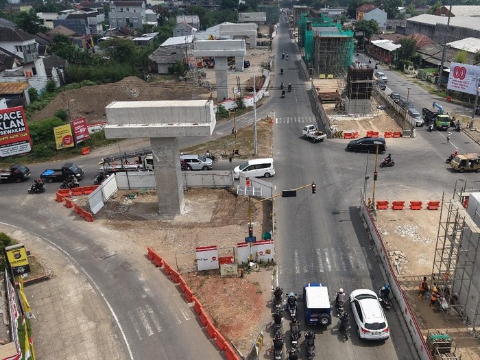 Pembangunan tol Jogja-Solo yang berada di Ring Road Utara, Kronggahan, Sleman. Foto diunggah Sabtu (23/8/2025).