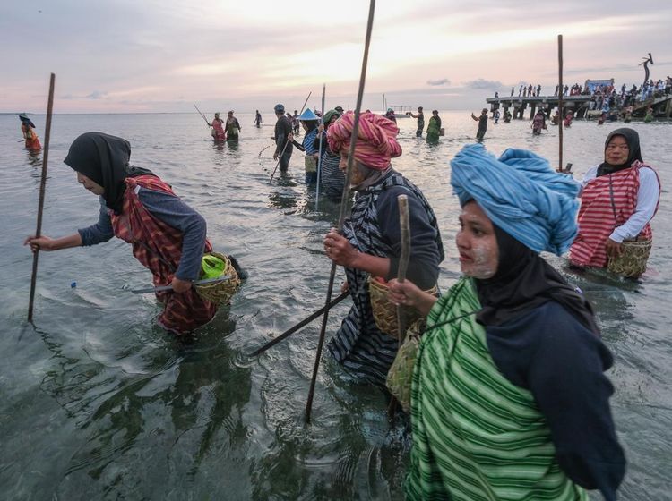Perempuan Wakatobi Lestarikan Tradisi Hekente, Menombak Ikan dengan Alat Tradisional
