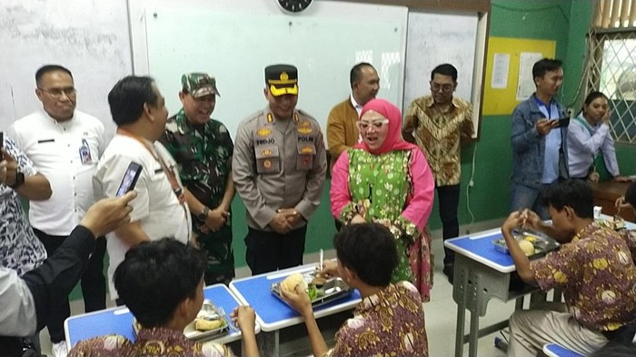 Peresmian SPPG di Kebon Jeruk, Jakarta Barat, yang akan menyalurkan Makan Bergizi Gratis (MBG) untuk 3.547 siswa.