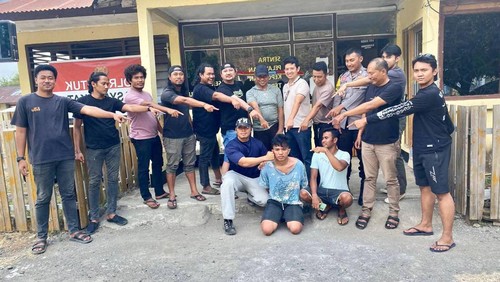Petugas gabungan Polres Dompu dan Polres Indramayu menangkap pria berinisial AMS di Desa Huu, Dompu, NTB, Sabtu (23/8/2025). (Foto: Dok. Polres Dompu)