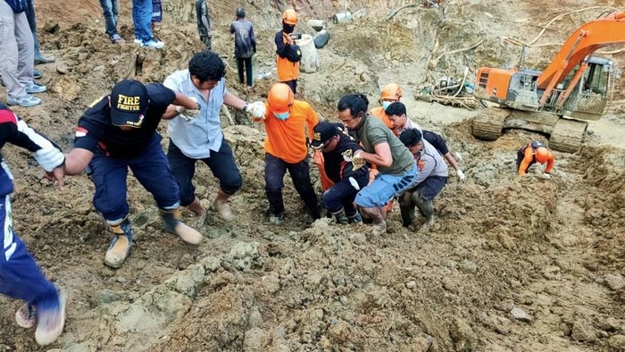 Petugas menghentikan pencarian terhadap korban hilang yang tertimbun longsor di Bangka Barat