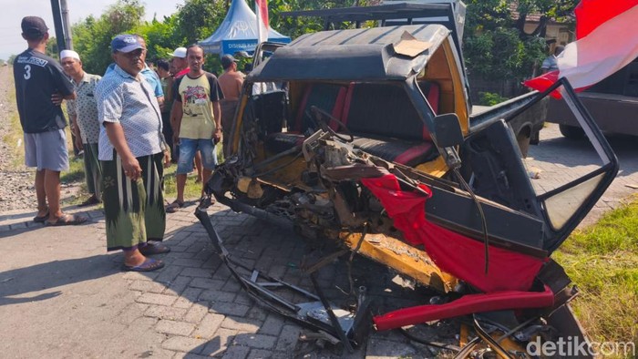 Pikap sound karnaval ditabrak KA di Pasuruan