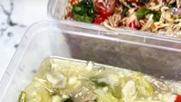 Dari semuanya, penampilan capcay yang paling tidak menggugah selera. Warnanya pucat dan sayurannya hanya sedikit untuk capcay seharga Rp 150.000-an. Foto: TikTok/@meimeimecin @anakkuliner
