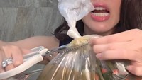 Seporsi kangkung itu disajikan dalam wadah thinwall dengan kemasan plastik di bagian dalamnya. Video ulasan kangkung Pinkan Mambo itu mencuri perhatian hingga 8,3 juta views. Foto: TikTok/@meimeimecin @anakkuliner