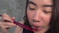 Meimei terlihat agak kesal dengan penampakan kangkung-nya. Meski begitu, Meimei juga memuji aroma cah kangkung itu begitu sedap. Foto: TikTok/@meimeimecin @anakkuliner