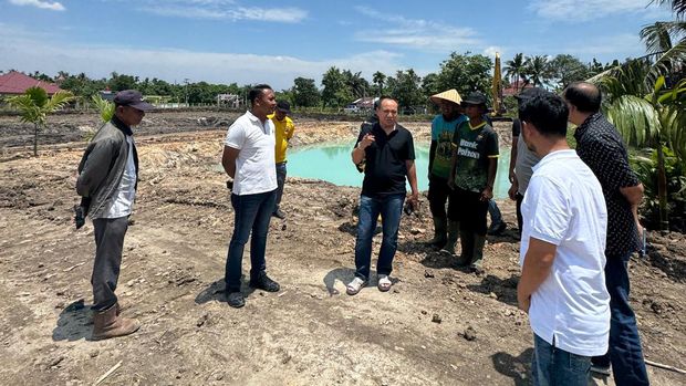 Polda Riau membangun Bank Pohon untuk menghijaukan Bumi Lancang Kuning. Kapolda Riau Irjen Herry Heryawan meninjau progres pembangunan Bank Pohon, Sabtu (23/8/2025).