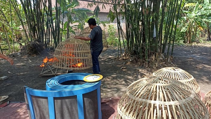 Polisi bakar alat yang digunakan untuk sabung ayam di Sidoarjo