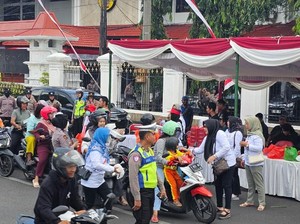 Polda Jateng Kawal Aksi Damai Emak-emak Bagikan 700 Nasi Bungkus di Pati