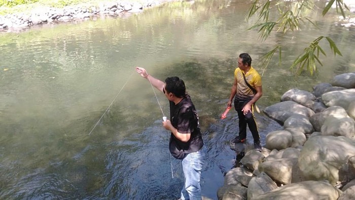 Polisi melakukan olah TKP di sungai Alas Utama Medewi (AUM), Desa Medewi, Kecamatan Pekutatan, Jembrana, Bali, Sabtu (23/8/2025). (Foto: Dok. Polres Jembrana)